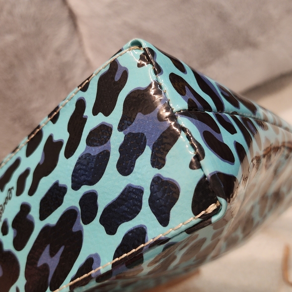Consuela Downtown Crossbody (Blue Animal Print) - Picture 9 of 12